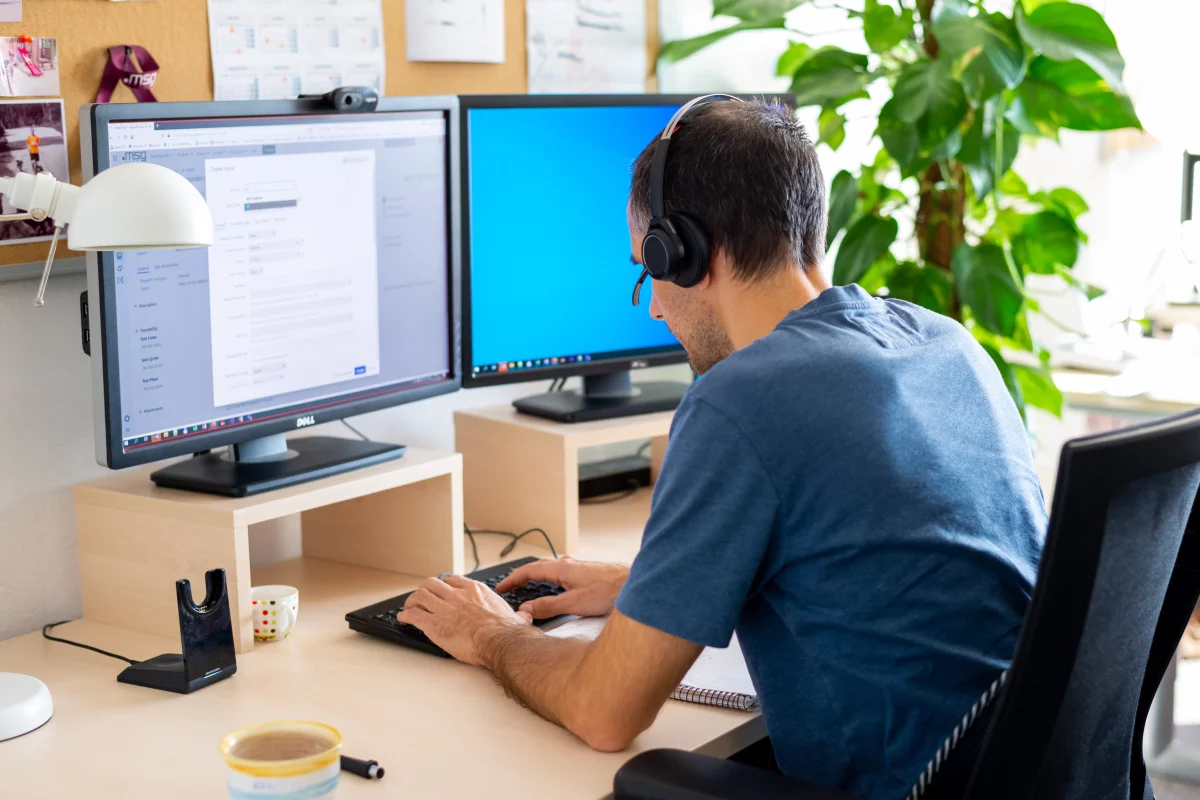 Scrum master Michal píše do svojho pracovného počítača