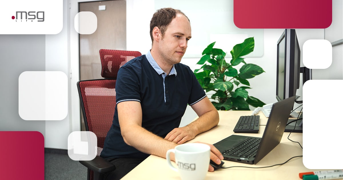 Práca integrátor pre poisťovníctvo – msg life Slovakia Programátor pracuje za počítačom v kancelárii msg life
