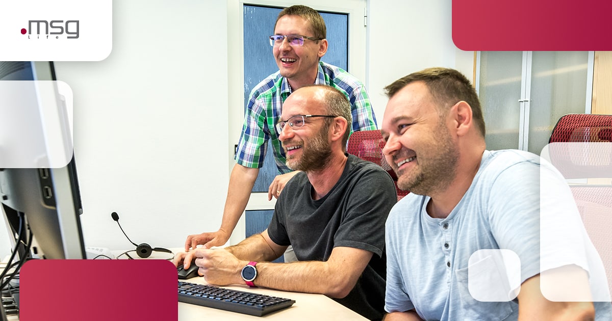 Software developer pre oblasť migrácie – msg life Slovakia Programátori v kancelárii msg pracujú za počítačom