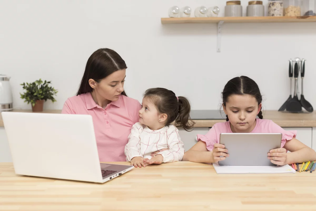 Žena sa rozpráva so svojím dieťaťom počas toho ako je pripojená vo videokonferencií