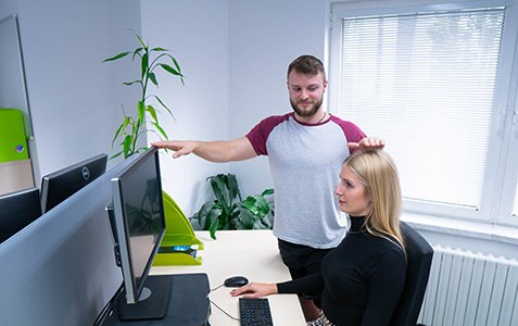 Proti bolesti chrbta ti pomôžu správne sedenie a cviky