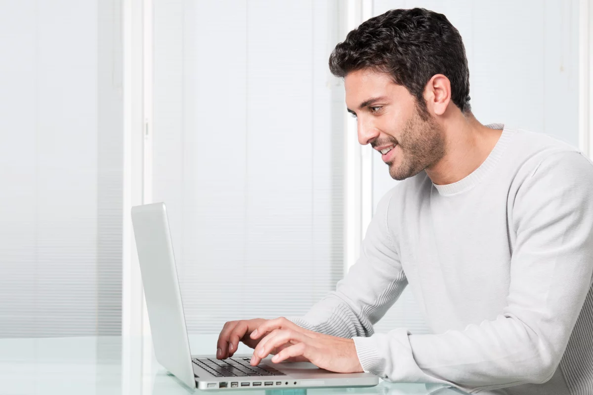 Excel prácu ulachčia funkcie – msg life Slovakia Muž pracujúci v exceli sa usmieva a pozerá na displej notebooku