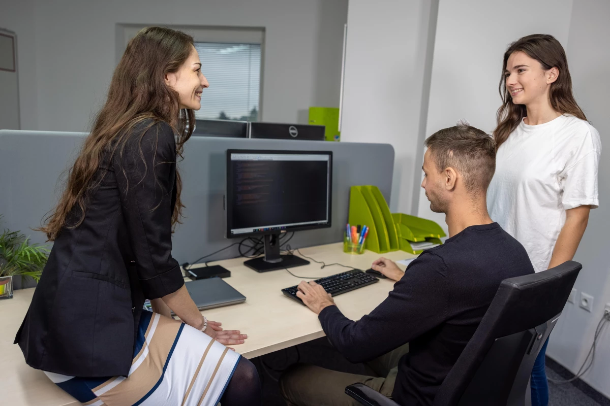 IT testeri s dobrou náladou sa radia pri počítači