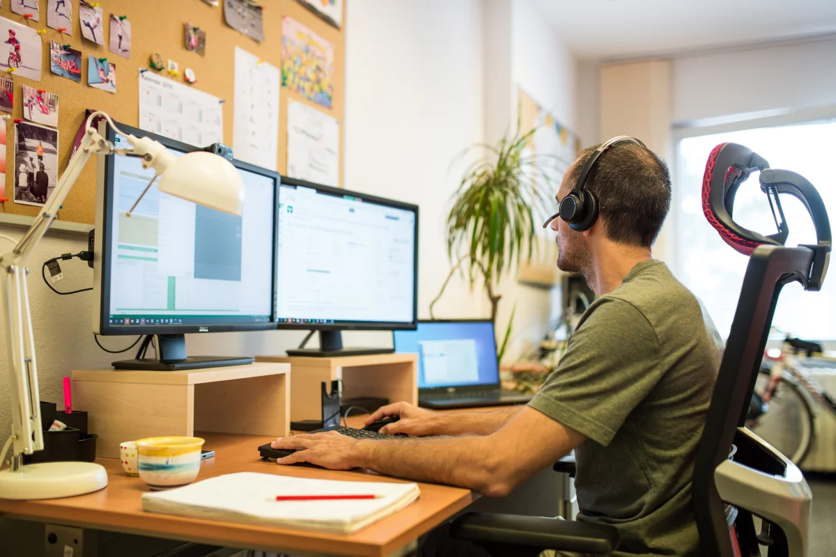 Pri používaní jazyka Javascript musíš počítať s niekoľkými nevýhodami – msg life Slovakia Java programátor pozerá pri programovaní do dvoch monitorov