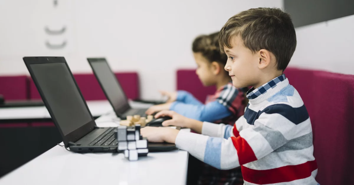 Zisti, aké sú benefity programovania pre deti.