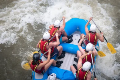 Adrenalínové vodné športy s kolegami