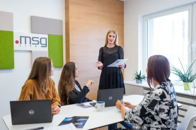 Mladý kolektív kolegov vo firme