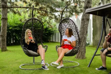 Oddychová zóna v slnečnej záhrade spoločnosti