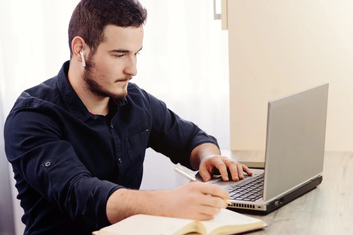 Zlepšenie emočnej inteligencie nie je náročné – msg life Slovakia IT pracovník si zapisuje jeho dnešnú prácu do denníka