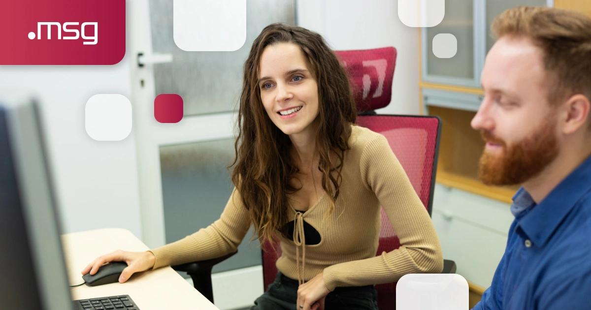 profesia_PP_testovanie 6 – msg life Slovakia Mladá žena it testerka pracuje na počítači s kolegom v kancelárii msg