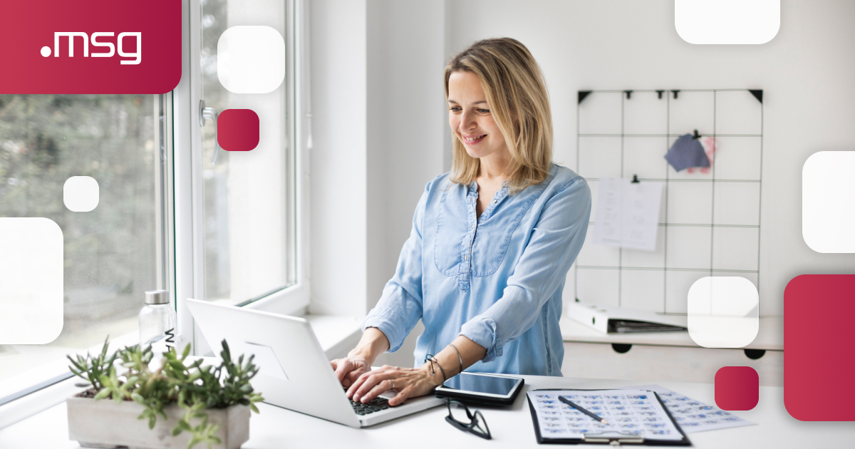 Projektový manažér pracuje za počítačom v kancelárii msg life