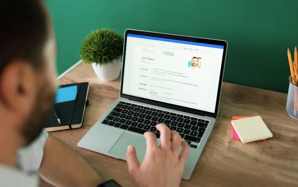 Životopis v angličtine: Praktický postup a vzor životopisu v anglickom jazyku