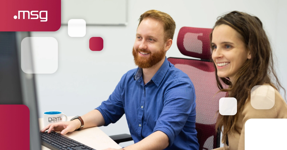 SW inžinier z msg life Slovakia konzultuje pri počítači s kolegyňou