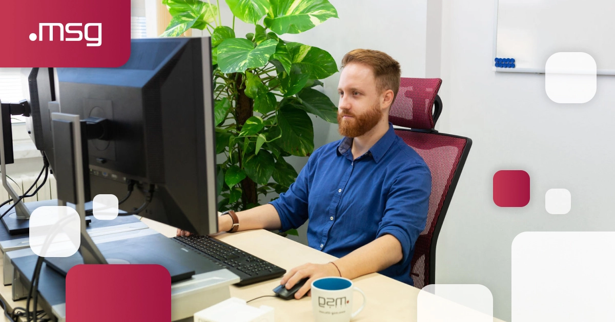 SW inžinier z msg life Slovakia vyvíja softvér pri počítači